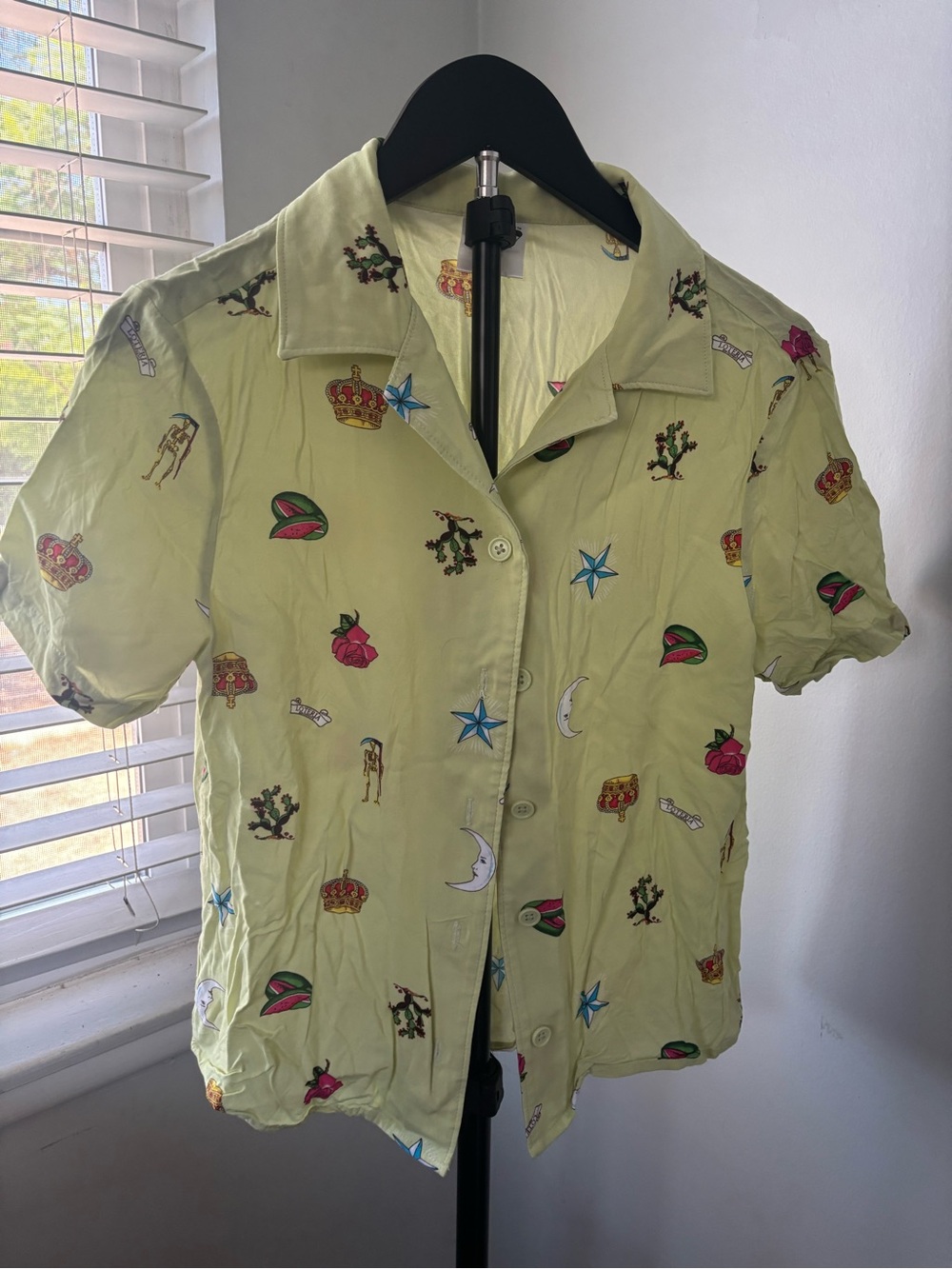 Light Green Short Sleeve Button-Up Shirt with Playful Motif